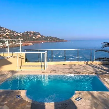 Hotel With Private - Lou Cade 3*