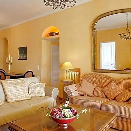 Hotel With Private - Lou Cade 3*